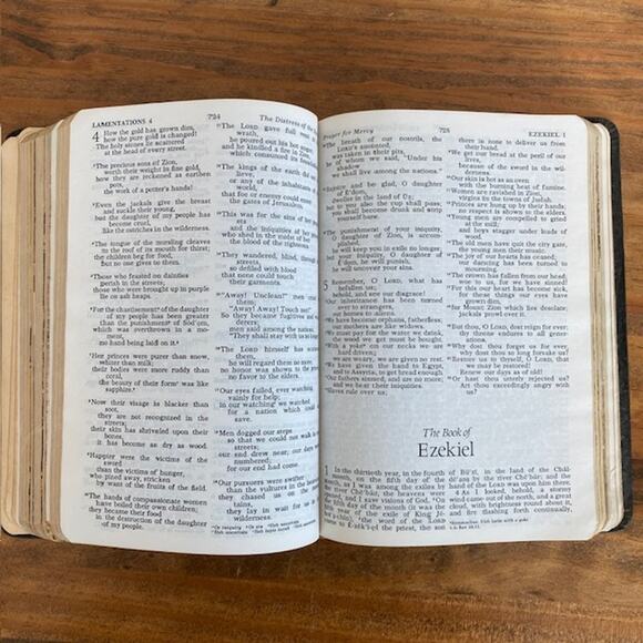 Nelson Holy Bible Black cover - Revised Standard Version - Picture 8 of 9